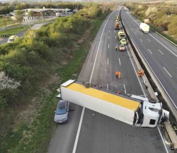 Mega-Laster legt sich quer! Verkehrsunfall mit andauernder Vollsperrung der BAB 7