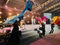 Farbige Tücher, klares Bekenntnis - 1.200 Frauen singen