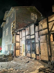 Feuer in Obdachlosenunterkunft: Polizei ermittelt zu Brandstiftung - 2