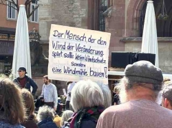 Wenn der Globus Rollstuhl fährt! Klimademonstrationen vor dem Alten Rathaus in Göttingen und Berliner Parteizentralen