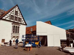 67. Gandersheimer Domfestspiele: Weiße Fassaden - Außenwand der Tribüne wird erneuert!