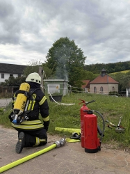 Keller unter Wasser und Feuer in Trafostation: Feuerwehren doppelt im Einsatz
