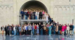 Festspiel-Familie zur Begrüßung auf großem Gruppenfoto vereint! Erst Empfang, danach kleines Fest!