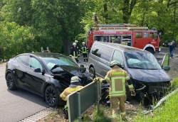 Kollision zwischen zwei Pkw - beide Fahrer verletzt - Schaden 87.000 Euro