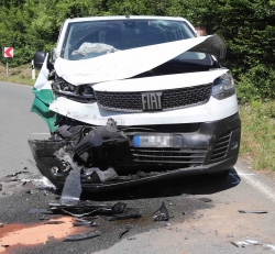 Verkehrsunfall auf Landstraße - Zwei Personen verletzt