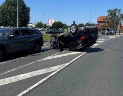 In Einbeck über Verkehrsinsel gerauscht und überschlagen: Heftige Kollision mit fünf Verletzte -
