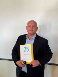 Kommunalpolitiker aus ÜberzeTobias Schnabel wurde für 25-jährige Mitgliedschaft in der FDP geehrt