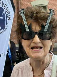 Netti Domfestspiele: Elke Pullman-Dietrich verzaubert bei Beatles-Show mit Gitarrelknbrille