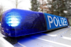 Verkehrsunfall mit schwer verletzter Person - 83-Jähriger kollidiert mit Baum