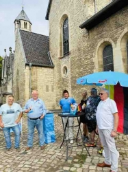 Markttag in Bad Gandersheim: Zwischen Honig, Obst und Gemüse erster öffentlicher Auftritt der AfD in Bad Gandersheim - Milans Ein-Mann-Demo gegen die AfD!