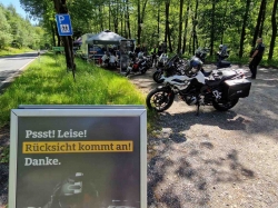 Sicher auf dem Motorrad unterwegs: Die Polizeiinspektionen Göttingen und Northeim laden am 29. August 2026 zu einer Präventionsaktion an der B 242 auf dem Parkplatz des Höhlenerlebniszentrums ein
