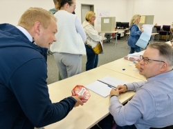 Kommunalwahlen in Südniedersachsen: Wahlbeteiligung in Bad Gandersheim mittags bei fast 40 Prozent - Bürgermeister Niklas Kielhorn auf Infotour mit Süßpräsent