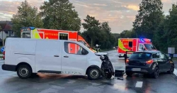 Zusammenstoß im Kreuzungsbereich - zwei Personen leicht verletzt
