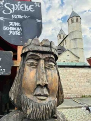 Roswithafest in Bad Gandersheim: Schwarze Bühne auf dem Domänenhof, Zelte vor dem Portal der Stiftskirche!