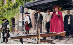 Klostermarkt in Northeim: Bürgermeister im historischen Gewand und von Landdknechten eingerahmt eröffnet den Markt!