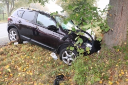 Von der Fahrbahn abgekommen und gegen Baum geprallt - Fahrerin aus Holzminden schwer verletzt