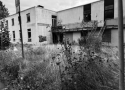 Verstörende Stadtbilder in Südniedersachsen: Häßlich! Gräßlich! Ex-Kurhaus-Ruine bleibt Schandfleck! in Bad Gandersheim!